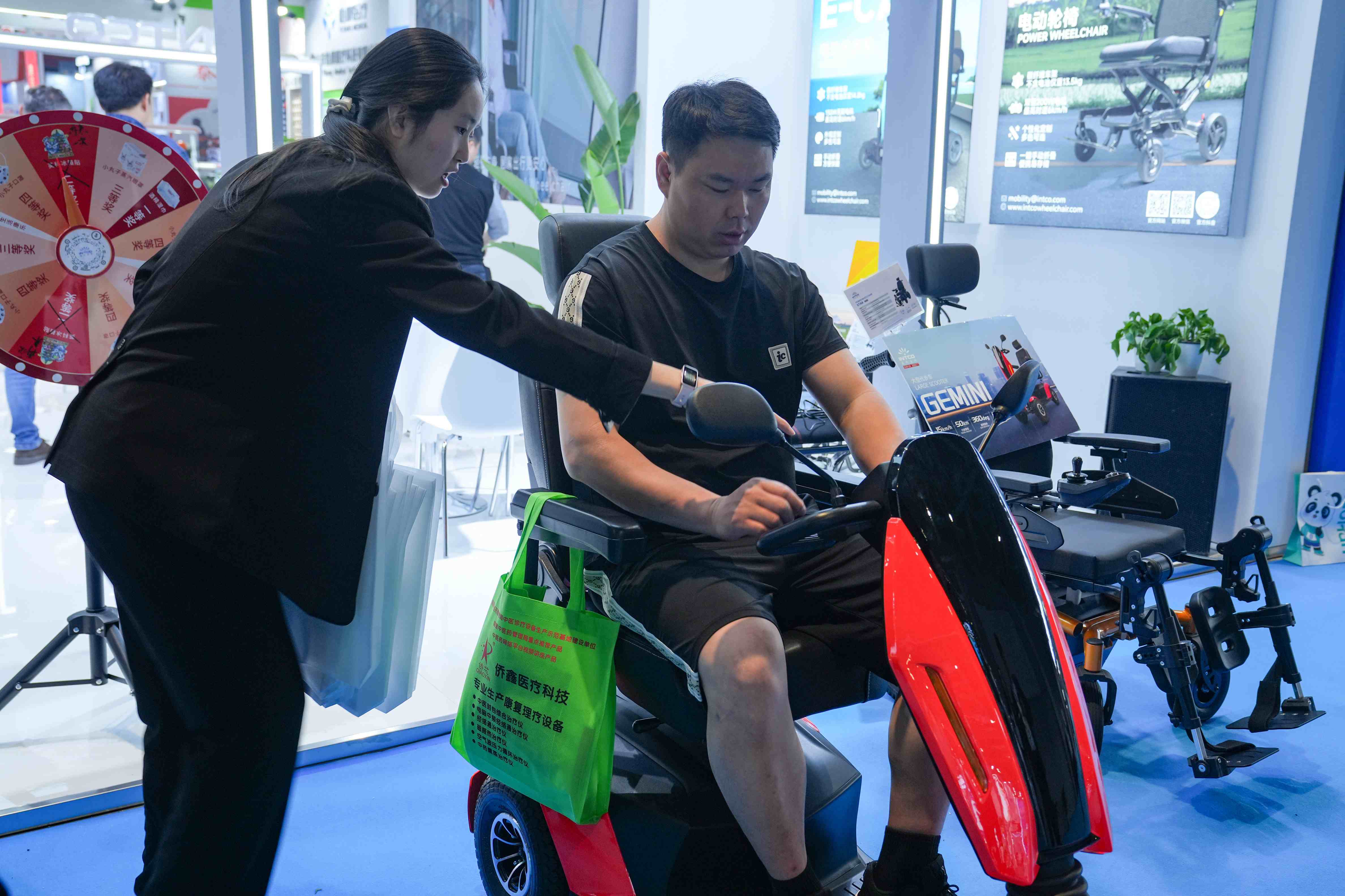 jinnianhui官网医疗携轮椅 STAR、代步车 E-cary 及 Gemini 等新品亮相